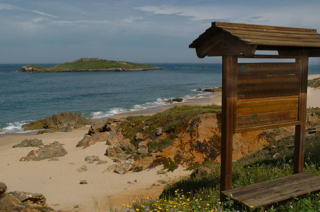 Hotel Parque De Campismo Da Ilha Do Pessegueiro Porto Covo Habitación foto